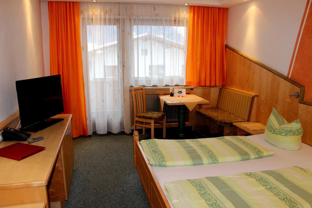 Hotel Alpina Ried im Zillertal Rum bild