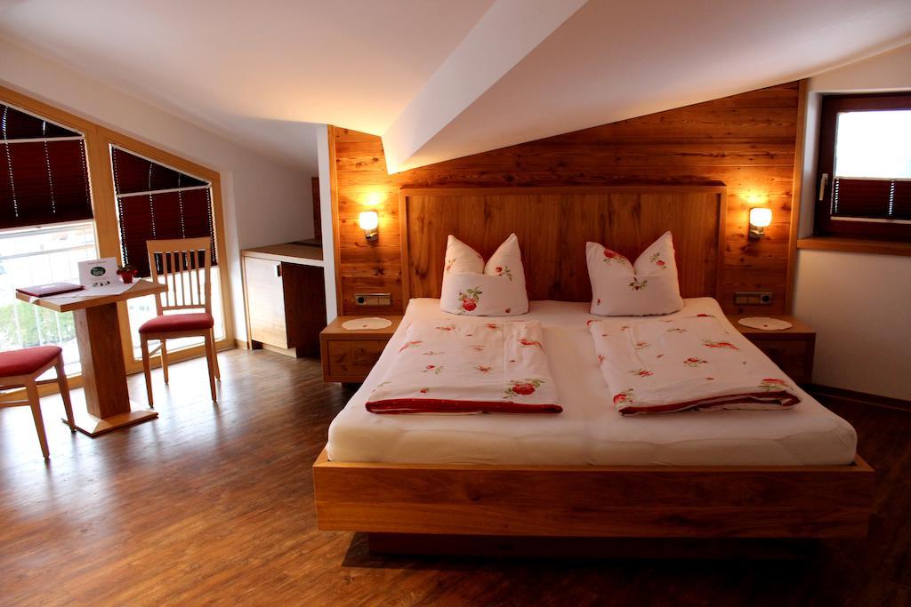 Hotel Alpina Ried im Zillertal Rum bild