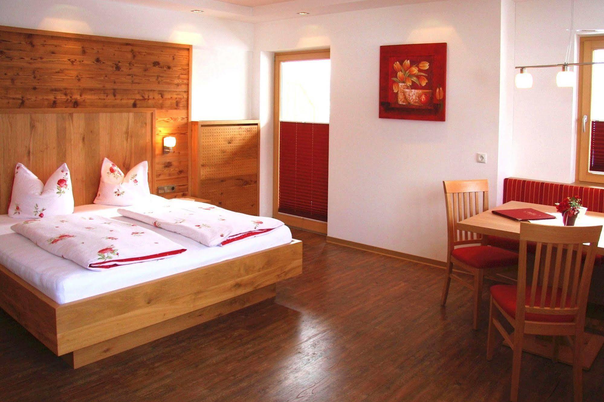 Hotel Alpina Ried im Zillertal Exteriör bild